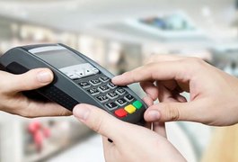 Dono de cafeteria acusa funcionária de utilizar maquineta própria para receber pagamento de clientes do estabelecimento