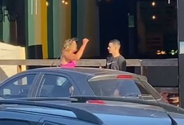 VÍDEO: Mulher se recusa a pagar conta em bar de Arapiraca, causa danos no estabelecimento comercial e é presa