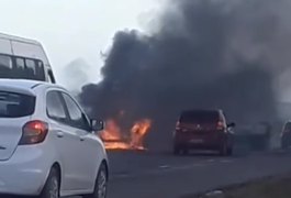 Veículo pega fogo em rodovia alagoana e assusta motoristas