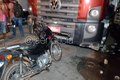 Condutor não puxa freio de mão de caminhão, veículo desce via e atinge motocicletas no Centro de Arapiraca