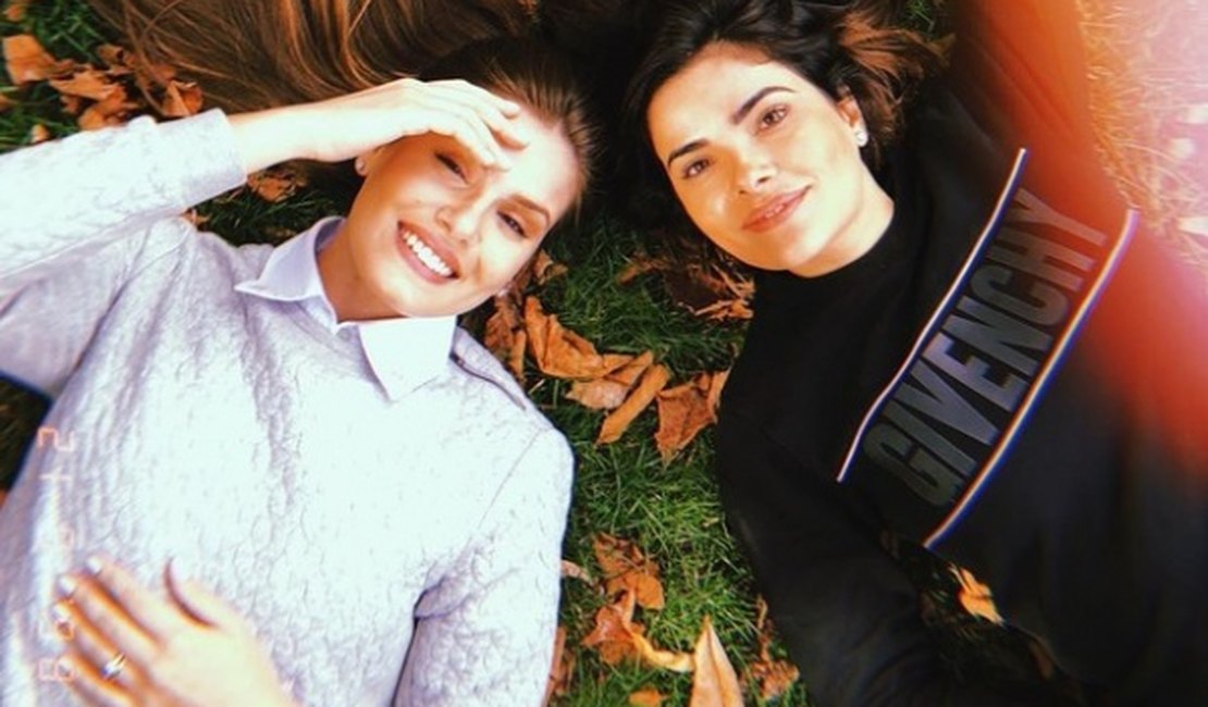 Camila Queiroz e Vanessa Giacomo posam juntas em Paris: 'Cumadi'