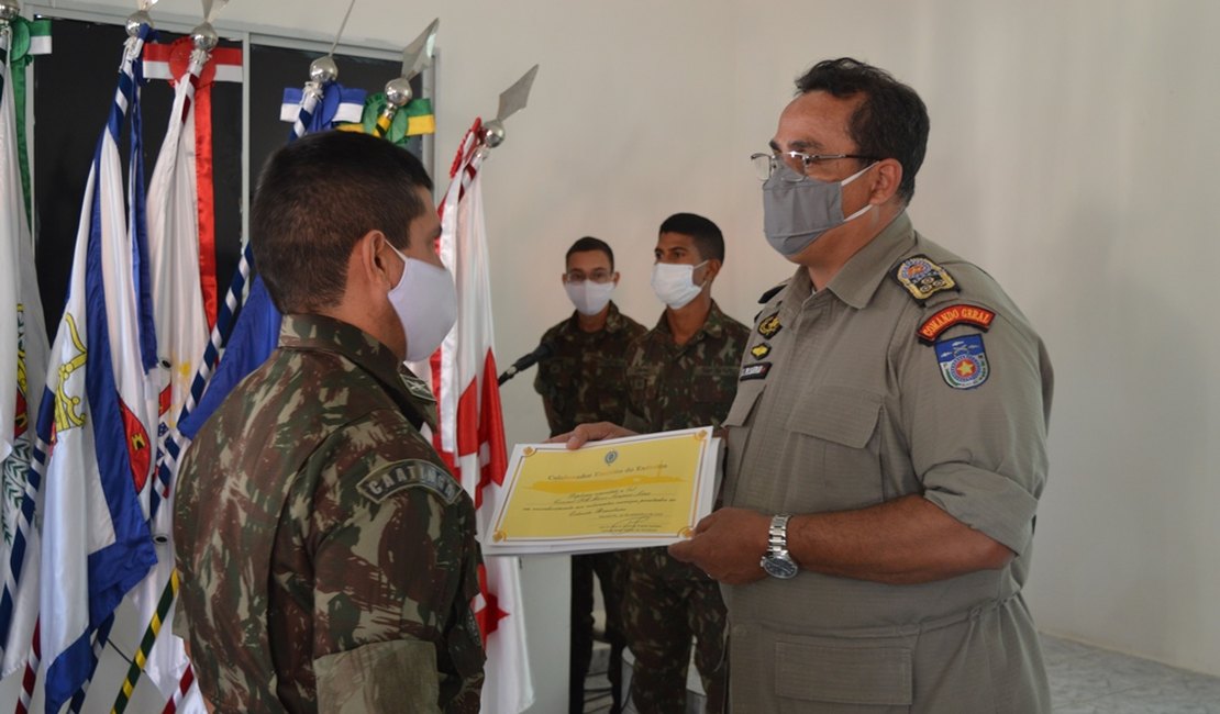 Comandante-Geral da PMAL recebe homenagem do Batalhão do Exército, em Maceió