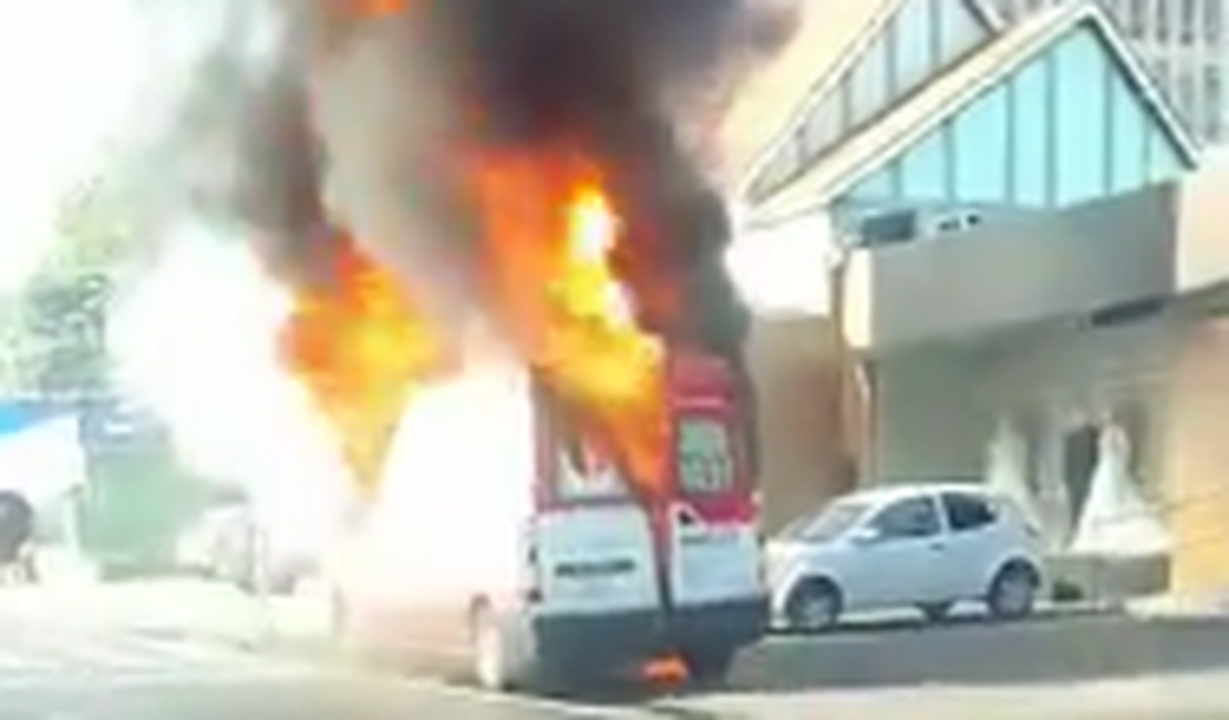 Ambulância do Samu pega fogo na Avenida Fernandes Lima, em Maceió
