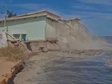 Parte de residência é destruída por avanço do mar na Praia do Saco, em Sergipe