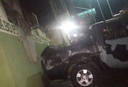 Criminosos ateiam fogo em viatura da PM em Joaquim Gomes, AL