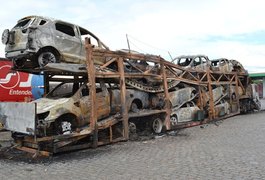 Caminhão cegonha pega fogo com 11 carros e todos ficam destruídos