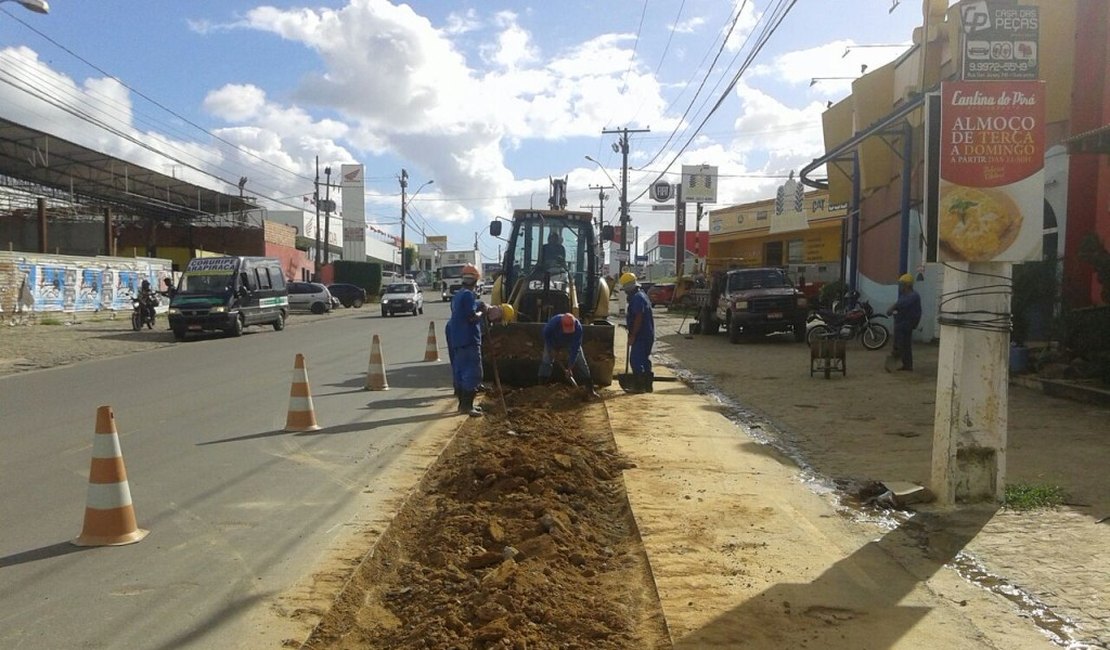 Serviços de pavimentação asfáltica são interrompidos devido às chuvas em Arapiraca