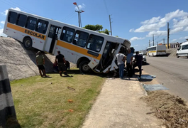 Ônibus escolar cai de ribanceira e atinge pista da AL-215 em Marechal Deodoro