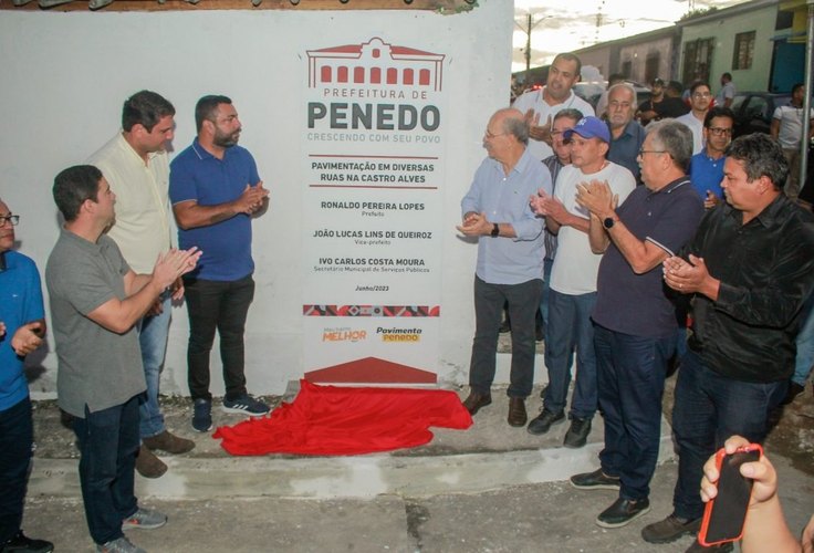 Prefeito Ronaldo Lopes inaugura obras que melhoram a qualidade de vida no bairro Castro Alves