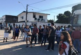 Moradores de conjuntos fazem protesto por junção de linhas de ônibus