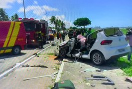 Grave colisão entre carro e caminhões deixa três feridos no Pontal da Barra