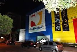 Cinco homens armados assaltam clientes e funcionários de supermercado em Arapiraca