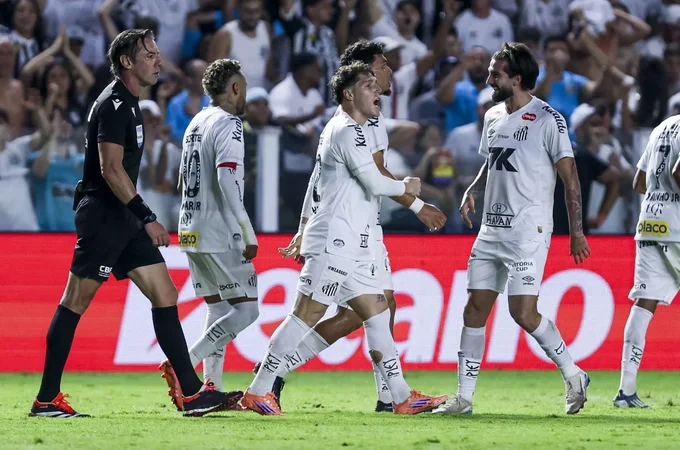 Brasileirão: Rollheiser decide no fim, Santos vence o Palmeiras e sai do Z4
