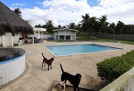 Casa onde PC Farias foi morto é cenário para festas e atrai curiosos, em AL
