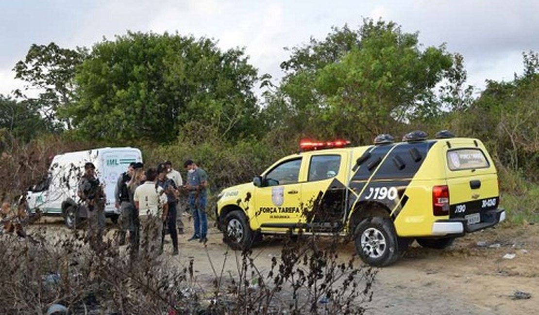 Corpo de homem é encontrado em cova rasa no Jardim Petrópolis, em Maceió