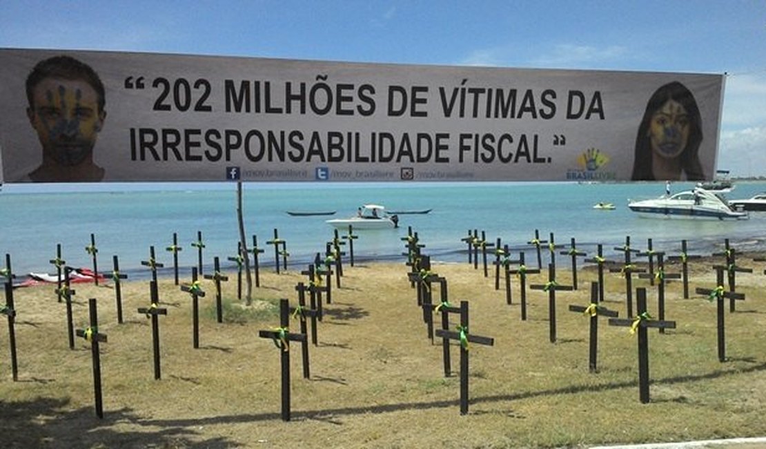 Combate à corrupção: manifestantes fixam dezenas de cruzes na Praia de Ponta Verde