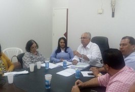 Vereadores e prefeito se reúnem para discutir reajuste salarial da Educação, em Arapiraca