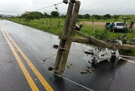 Carro bate em poste e deixa Girau do Ponciano sem energia