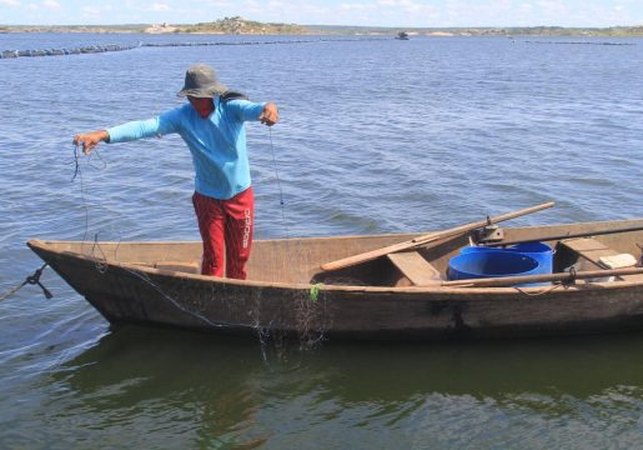 Criminosos em canoa motorizada assaltam pescador em açude e levam dinheiro da venda de peixes