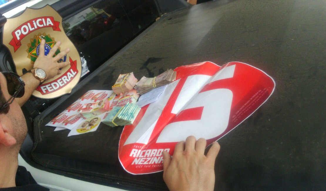 PF apreende veículo com dinheiro e santinhos de candidato de Arapiraca