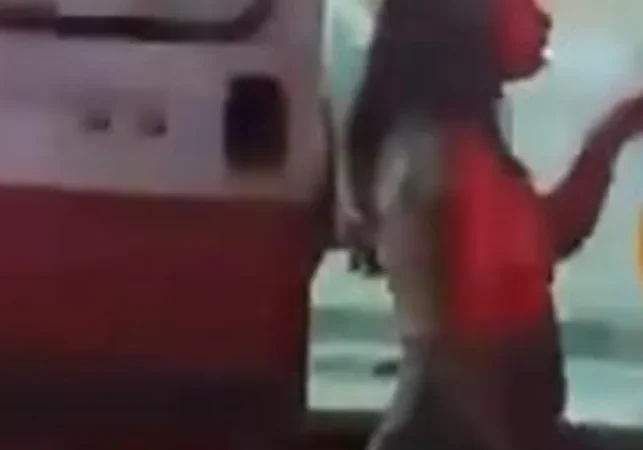 Menina de 7 anos foge e pede socorro a vizinhos após mãe esfaquear filha de 13 anos