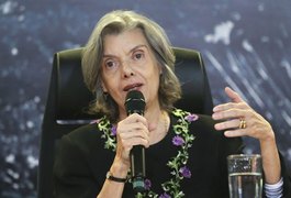 Cármen Lúcia quer acumular funções no STF com magistério em 2018