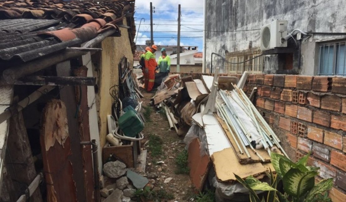 Operação recolhe cerca de 20 toneladas de lixo acumulado em casa em Maceió