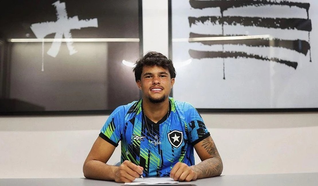Botafogo assina primeiro contrato profissional de goleiro Bruninho Samudio