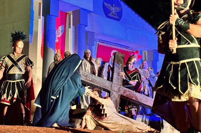 Paixão de Cristo de Arapiraca reúne centenas de pessoas e emociona público na primeira noite