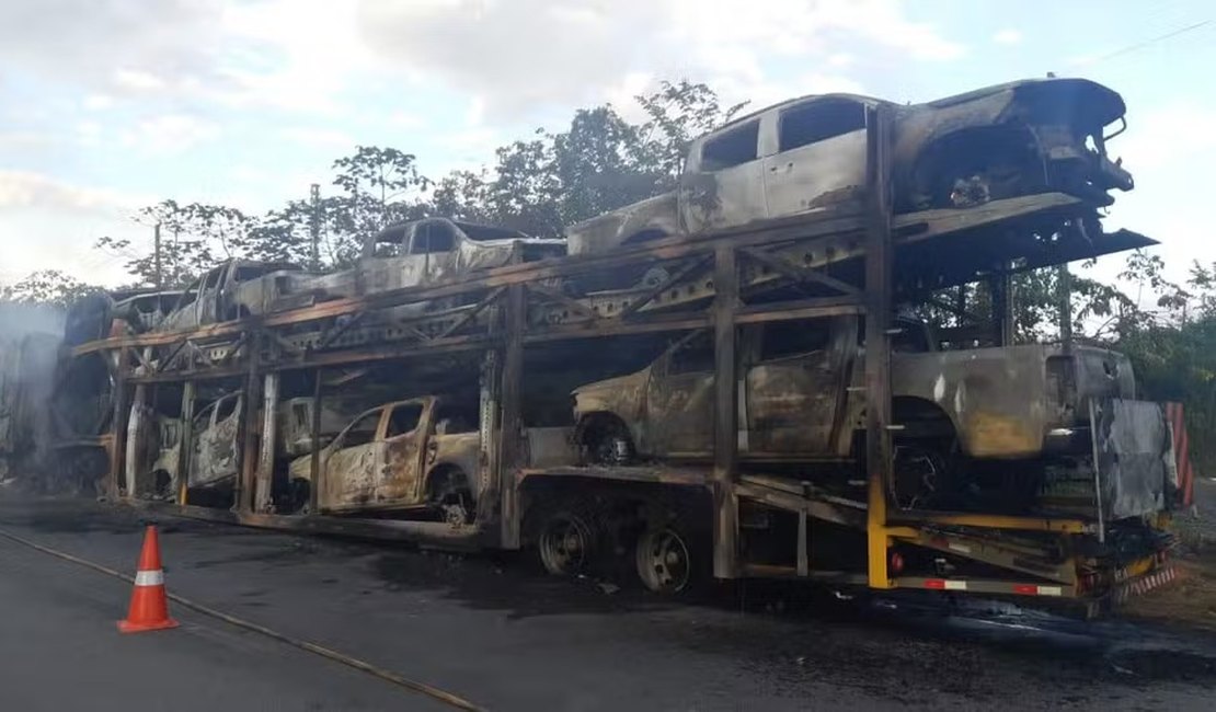 Oito caminhonetes novas ficam destruídas após incêndio em caminhão-cegonha, na BR 101, interior alagoano