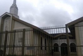 Homem invade igreja e esfaqueia fieis em Aparecida de Goiânia