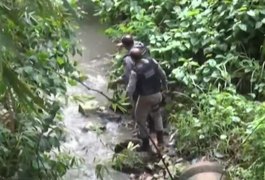 Pai encontra corpos de filho e amigo em cova rasa: “Reconheceu pelo pé”