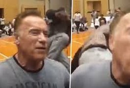 Vídeo. Arnold Schwarzenegger é acertado com chute pelas costas em evento na África do Sul