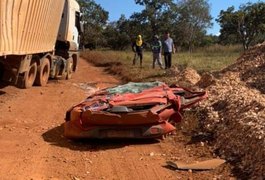 Casal consegue sair de carro minutos antes dele ser esmagado por carreta