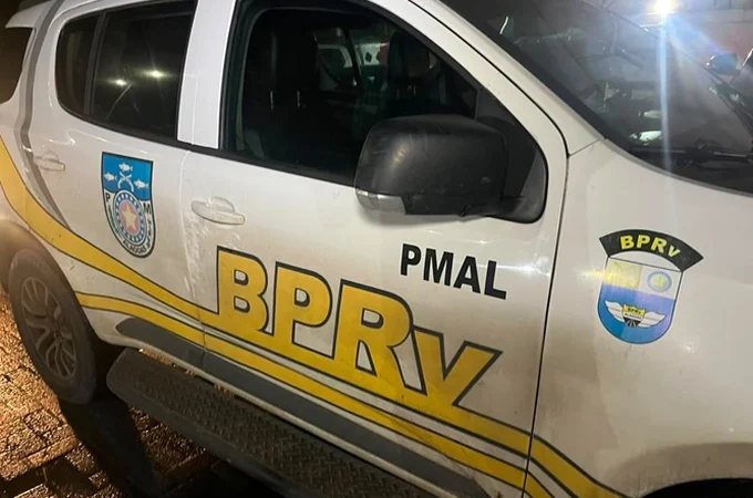 Casal em moto sofre ferimentos após colidir contra caminhão de bebidas na AL-101 Norte