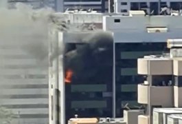 Vídeo. Incêndio de grande proporção atinge apartamento na Ponta Verde, em Maceió