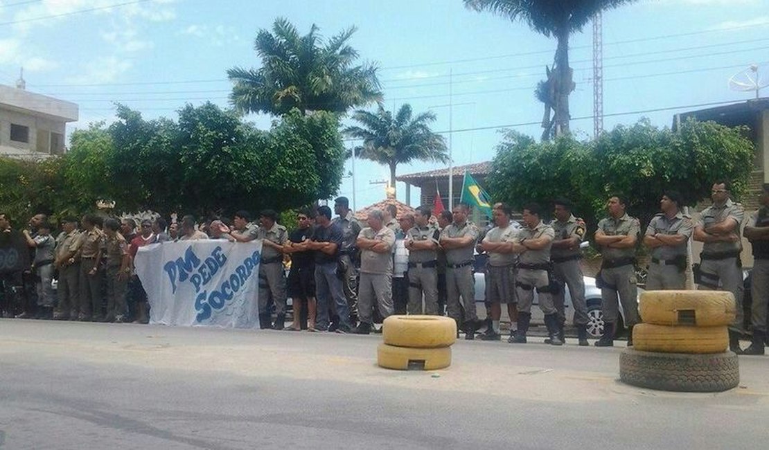 Policiais Militares fazem protesto e param suas atividades no 6º Batalhão, em Maragogi