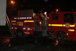 Vela cai sobre móveis e causa incêndio em residência, em Arapiraca