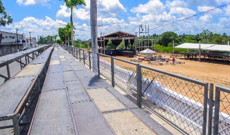 Estrutura da arena de shows da Festa de Bom Jesus de Penedo 2023 está sendo montada a todo vapor