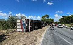 Carreta tomba na Ladeira do Catolé