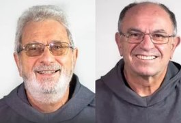 Padres são atingidos por caminhão em frente à igreja onde eram esperados para missa; um morre e o outro fica ferido