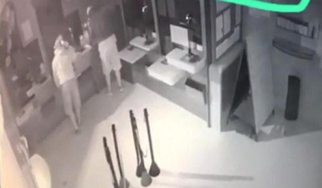 Vídeo. Dupla invade casa lotérica em Batalha, mas desiste de assalto ao notar que no local só havia moedas