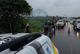 Dois homens em cinquentinha são atingidos por carro e ficam feridos em viaduto na AL-220, em Arapiraca