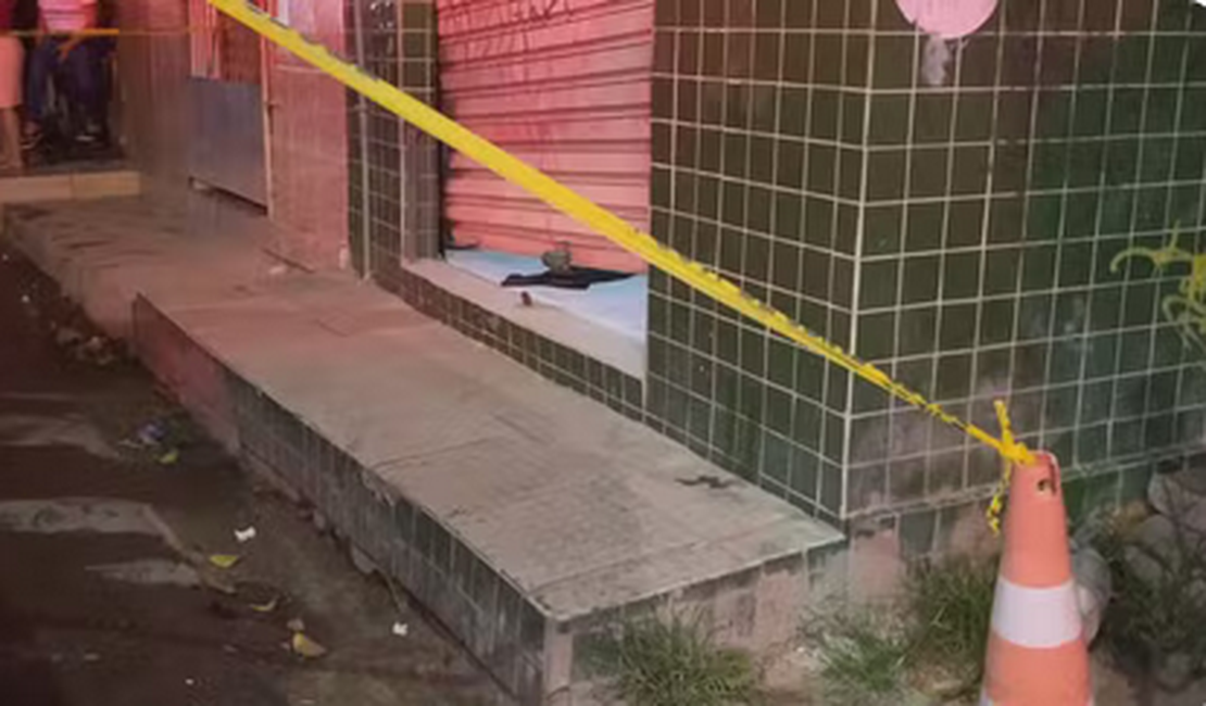 Homem é assassinado a tiros na frente da esposa ao buscá-la no trabalho em Olinda