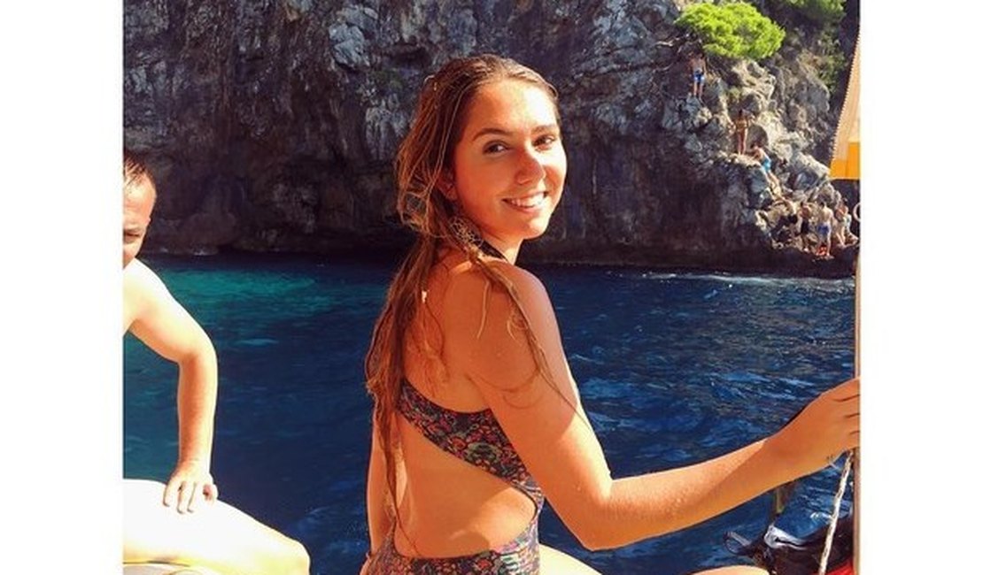 Carol Portaluppi aparece pronta para mergulhar em cenário paradisíaco