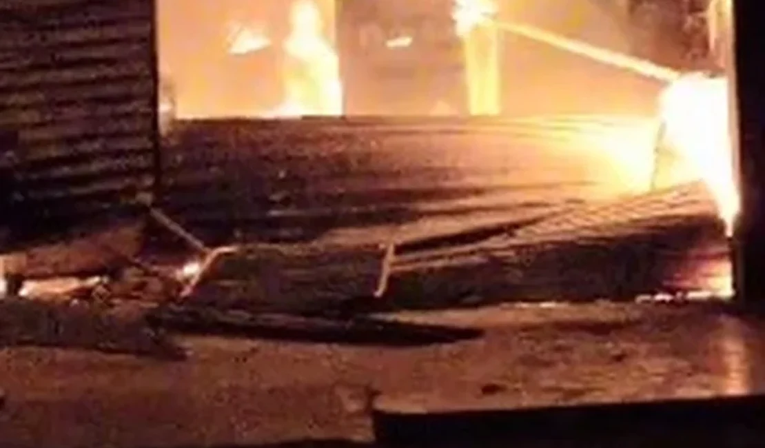 Mercado pega fogo e fica destruído após incêndio em município alagoano