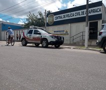 Homem foragido por roubo é preso enquanto segurava televisão nas proximidades da Ufal, em Arapiraca