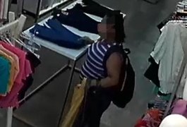 VÍDEO: Mulher entra em loja, disfarça e furta bolsa no Centro de Arapiraca