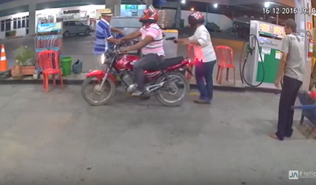VÍDEO. Dupla armada assalta frentista em posto do bairro Eldorado, em Arapiraca