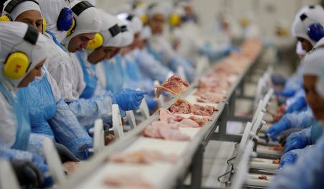 UE e 14 países suspendem temporariamente importação de carne brasileira